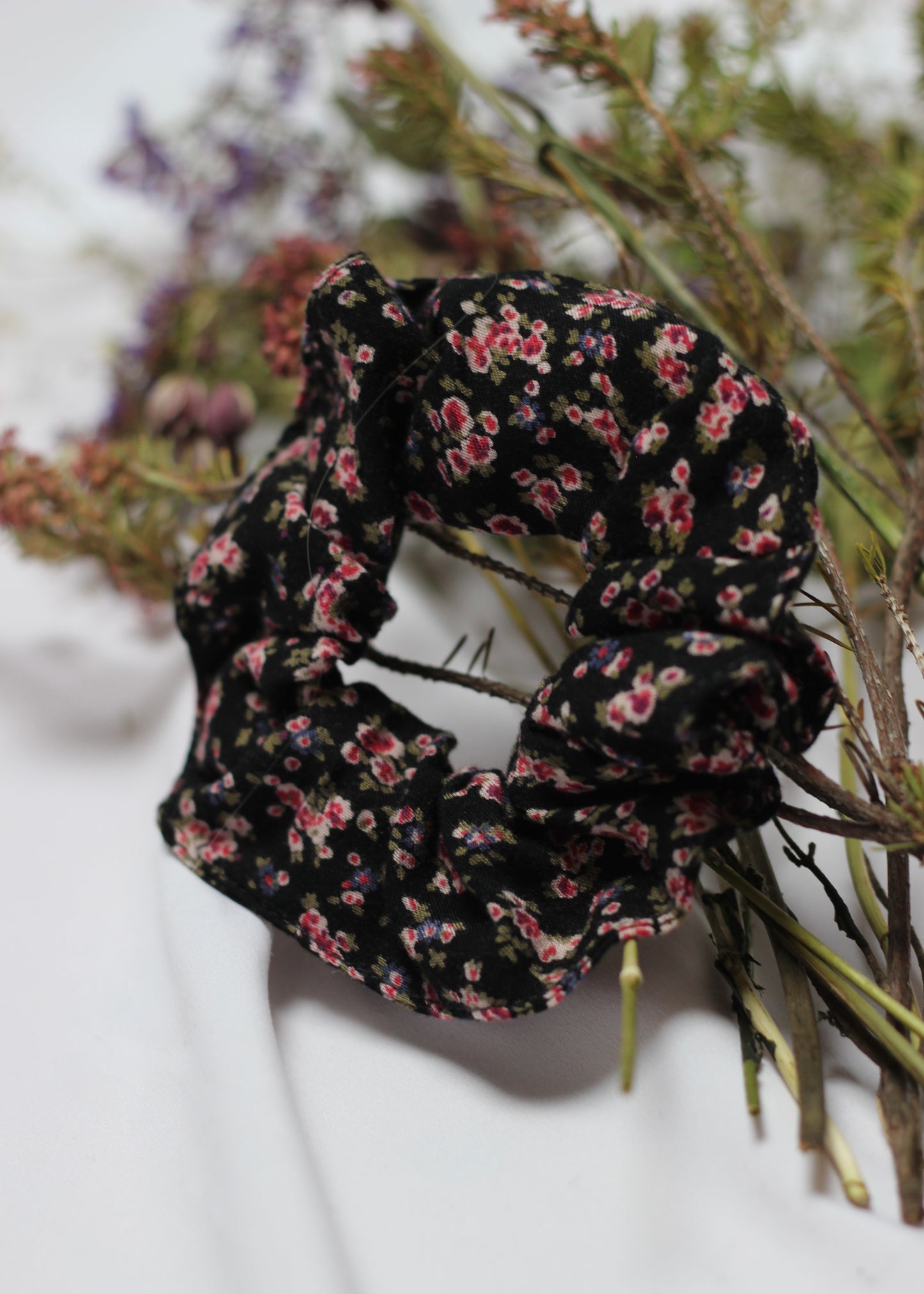 Chouchou scrunchie noir à motifs liberty