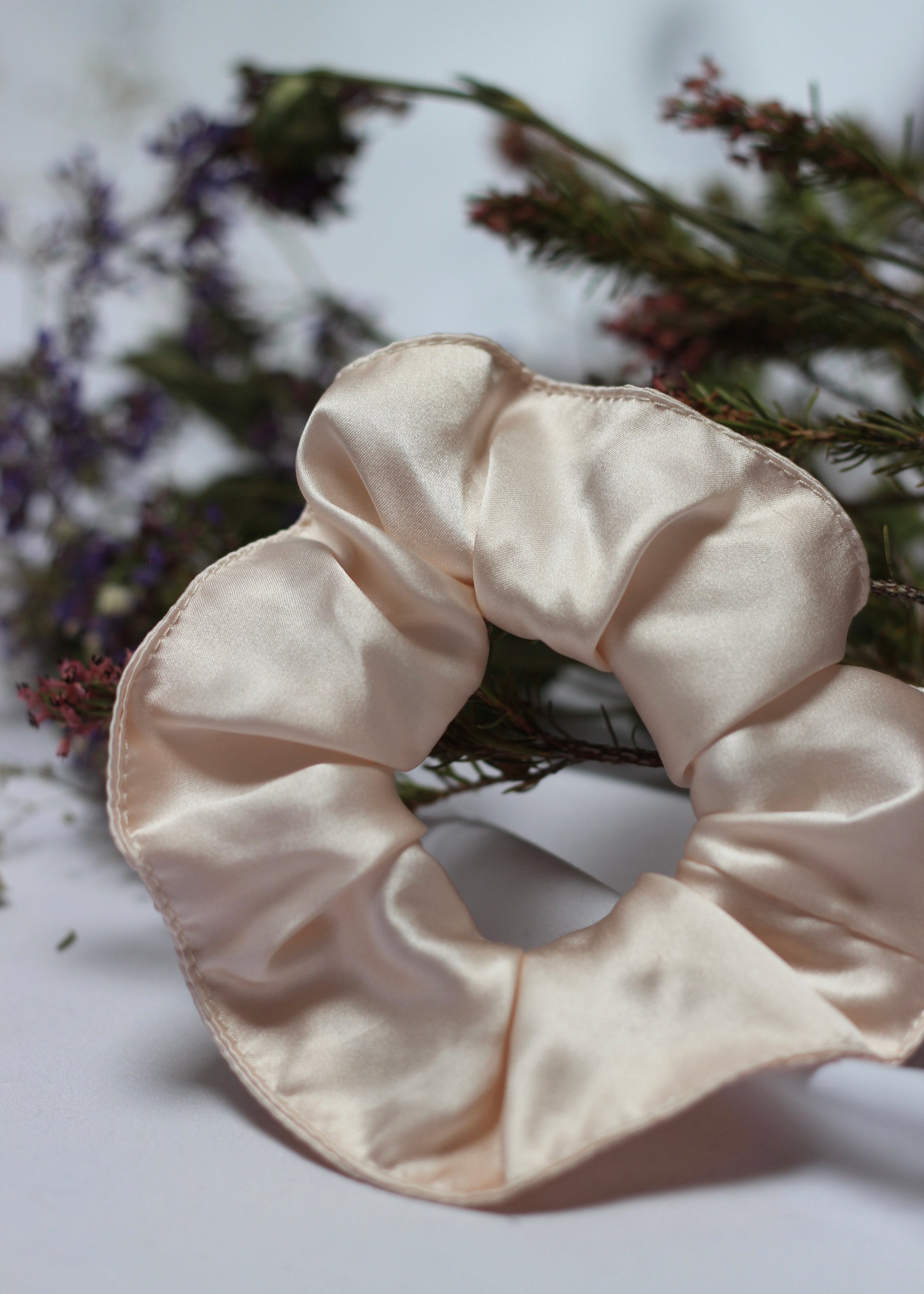 Chouchou scrunchie en soie rose pâle