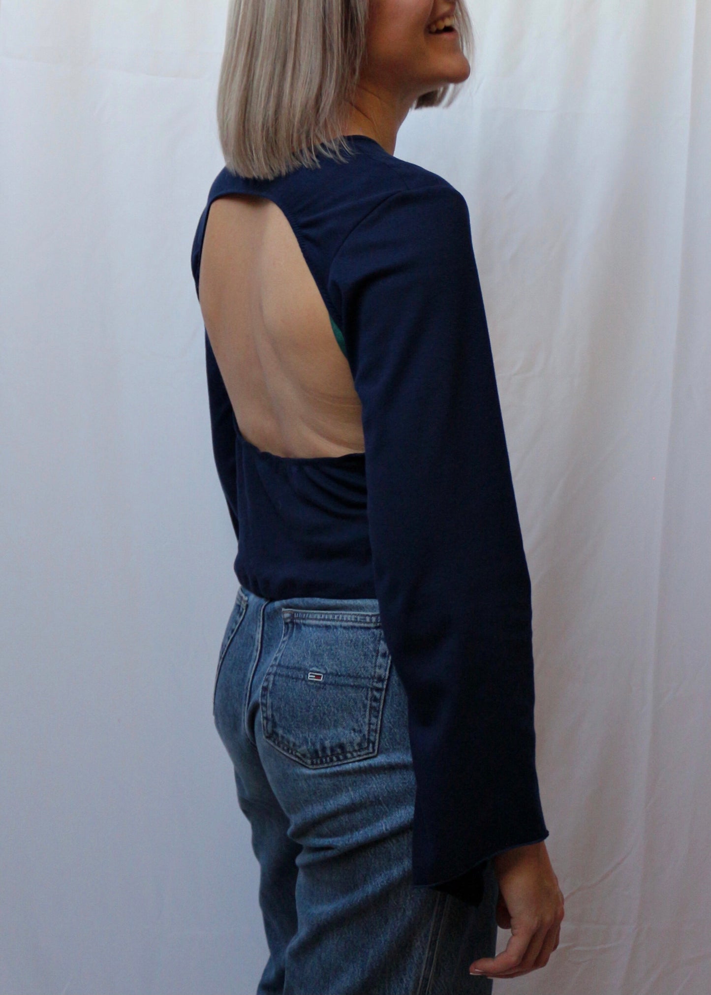 Haut Cara dos nu marine