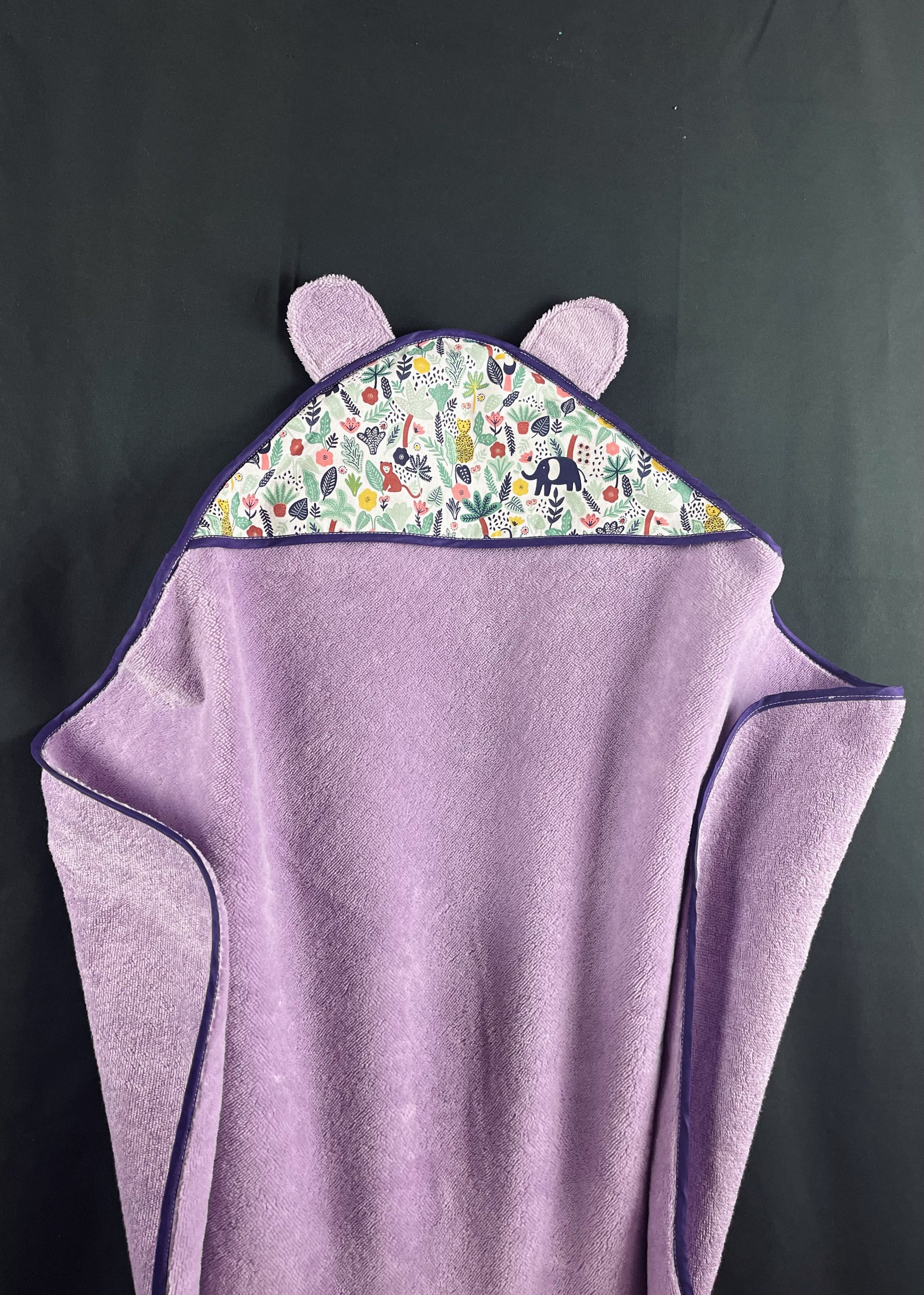 Cape de bain bébé lila, capuche à motifs