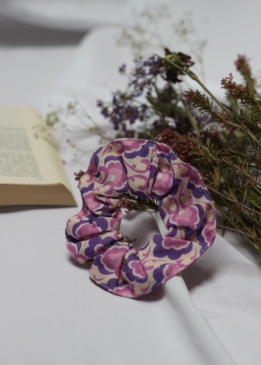 Chouchou scrunchie motif baroque lila