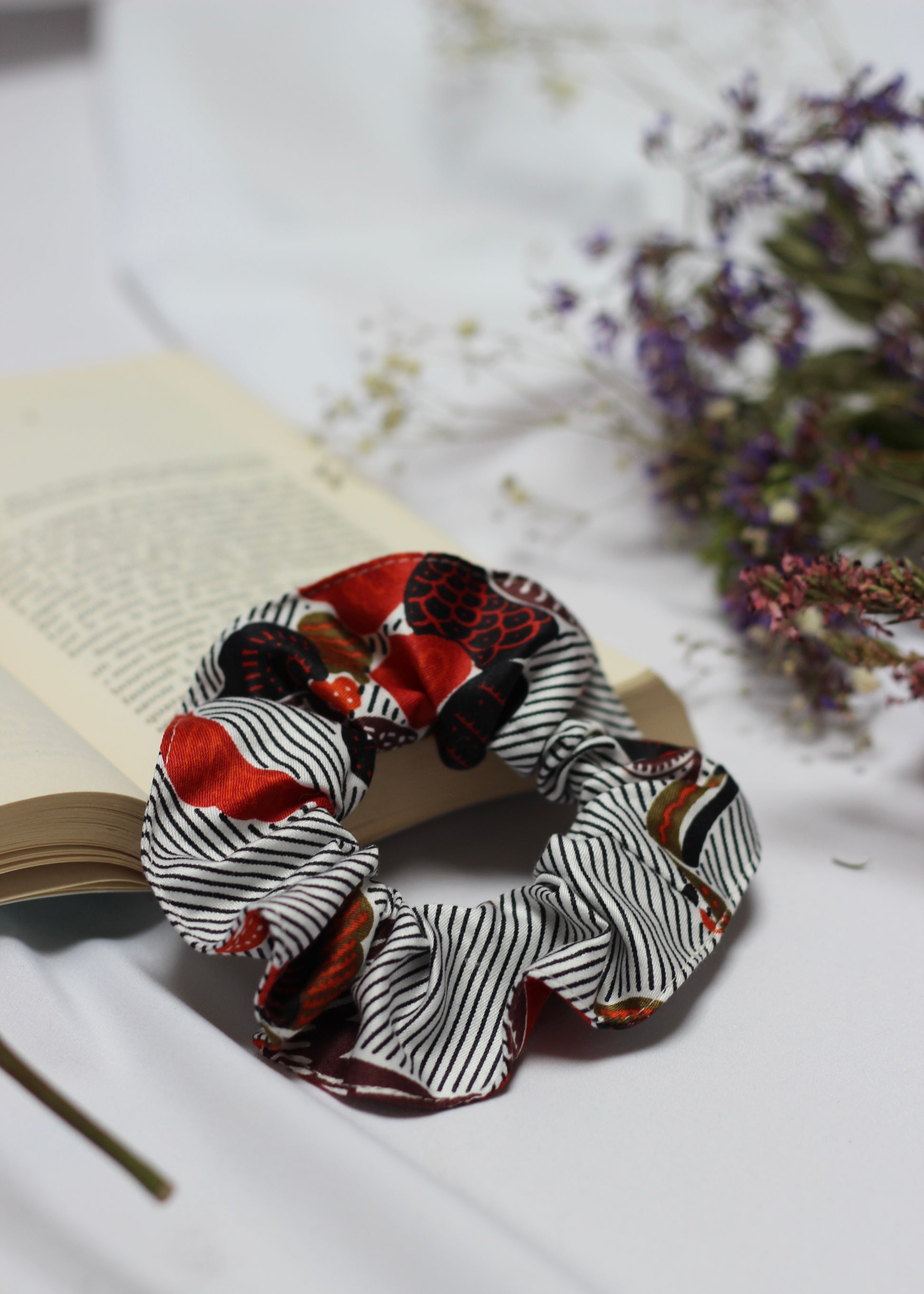 Chouchou scrunchie motif fleurs couleurs automnales.