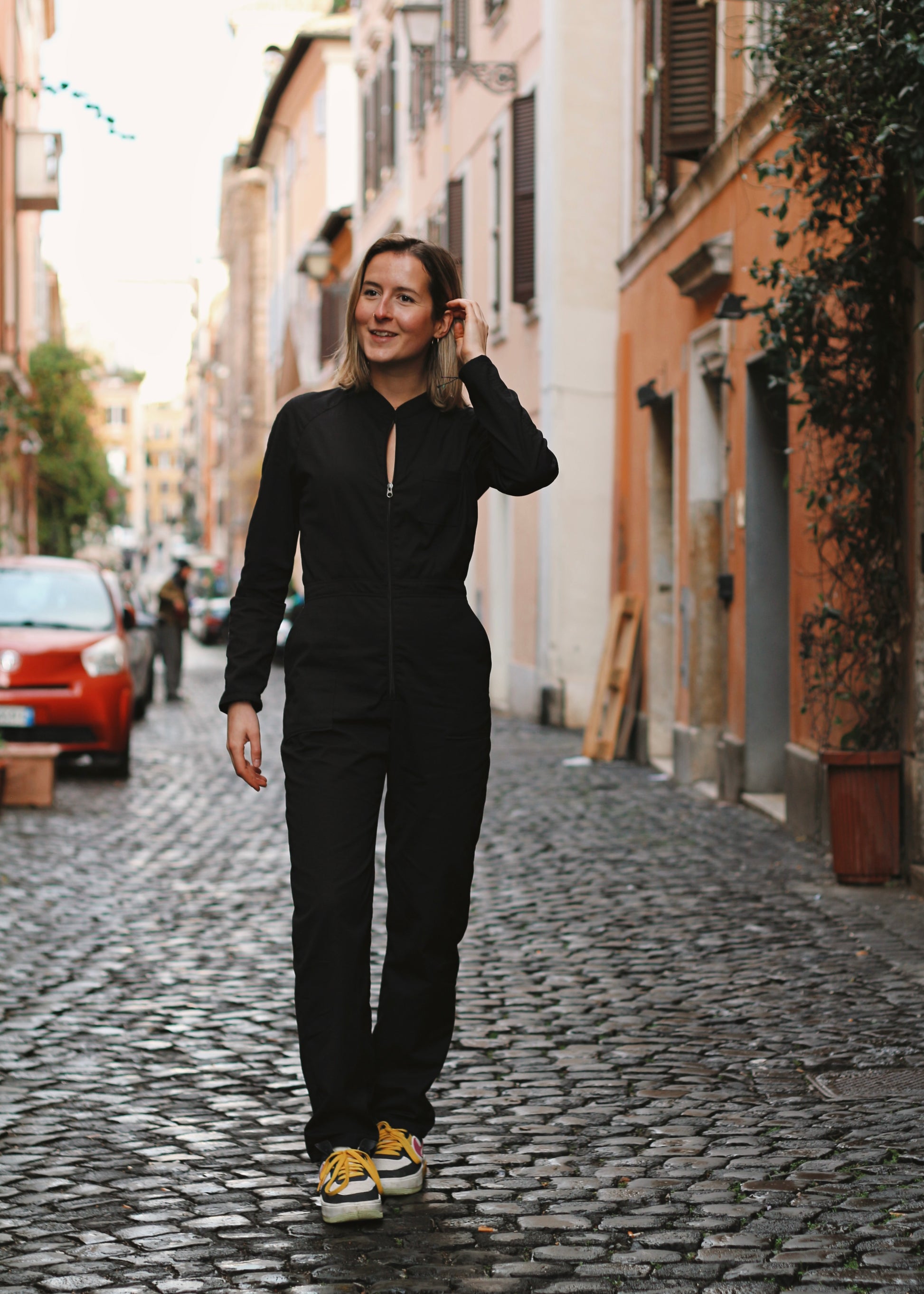 Combinaison pantalon noire, zip devant, vue d'ensemble