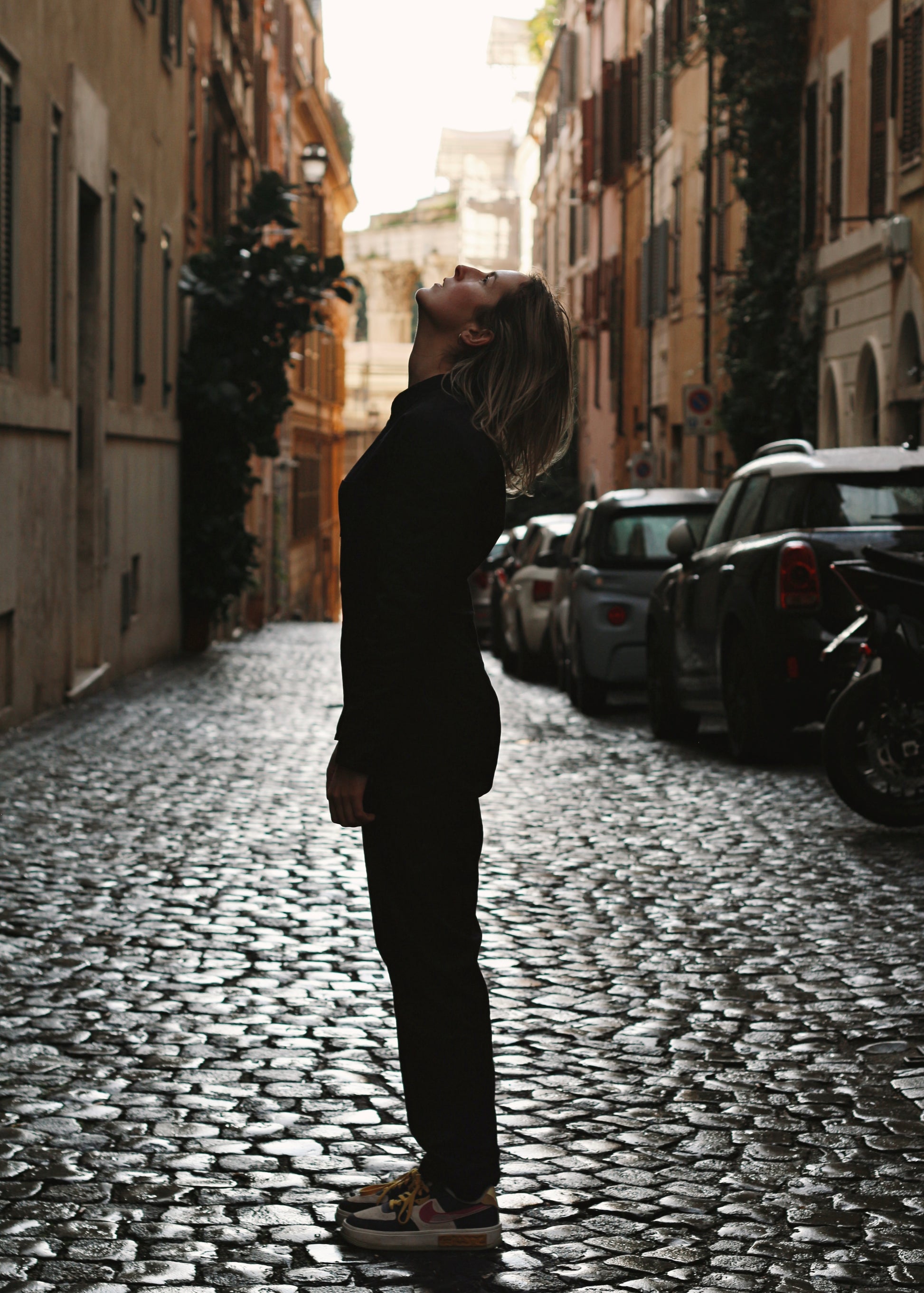 Combinaison pantalon noire, vue de profil