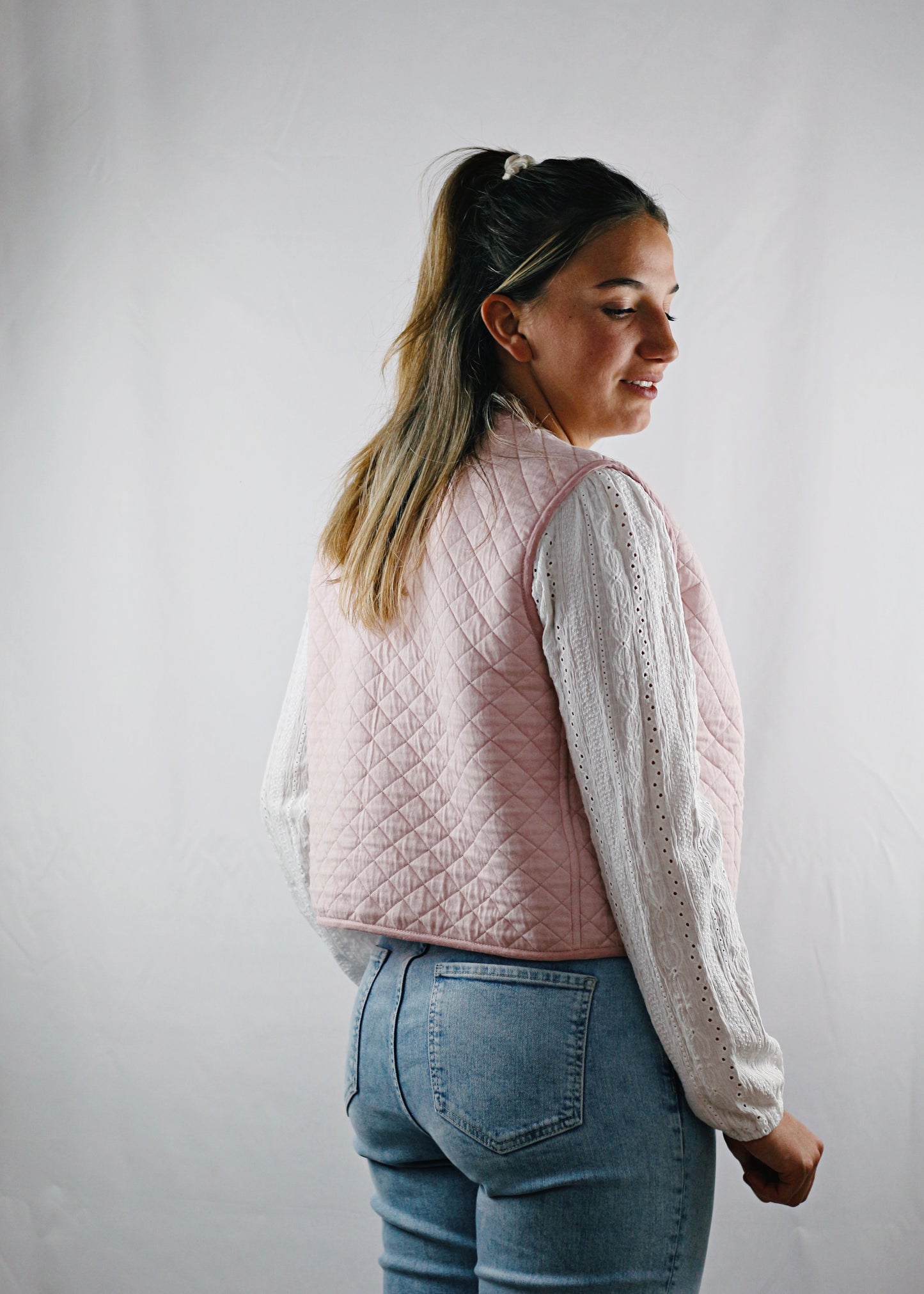 Gilet Alca en tissu molletonné rose réversible, vue de 3/4 dos.