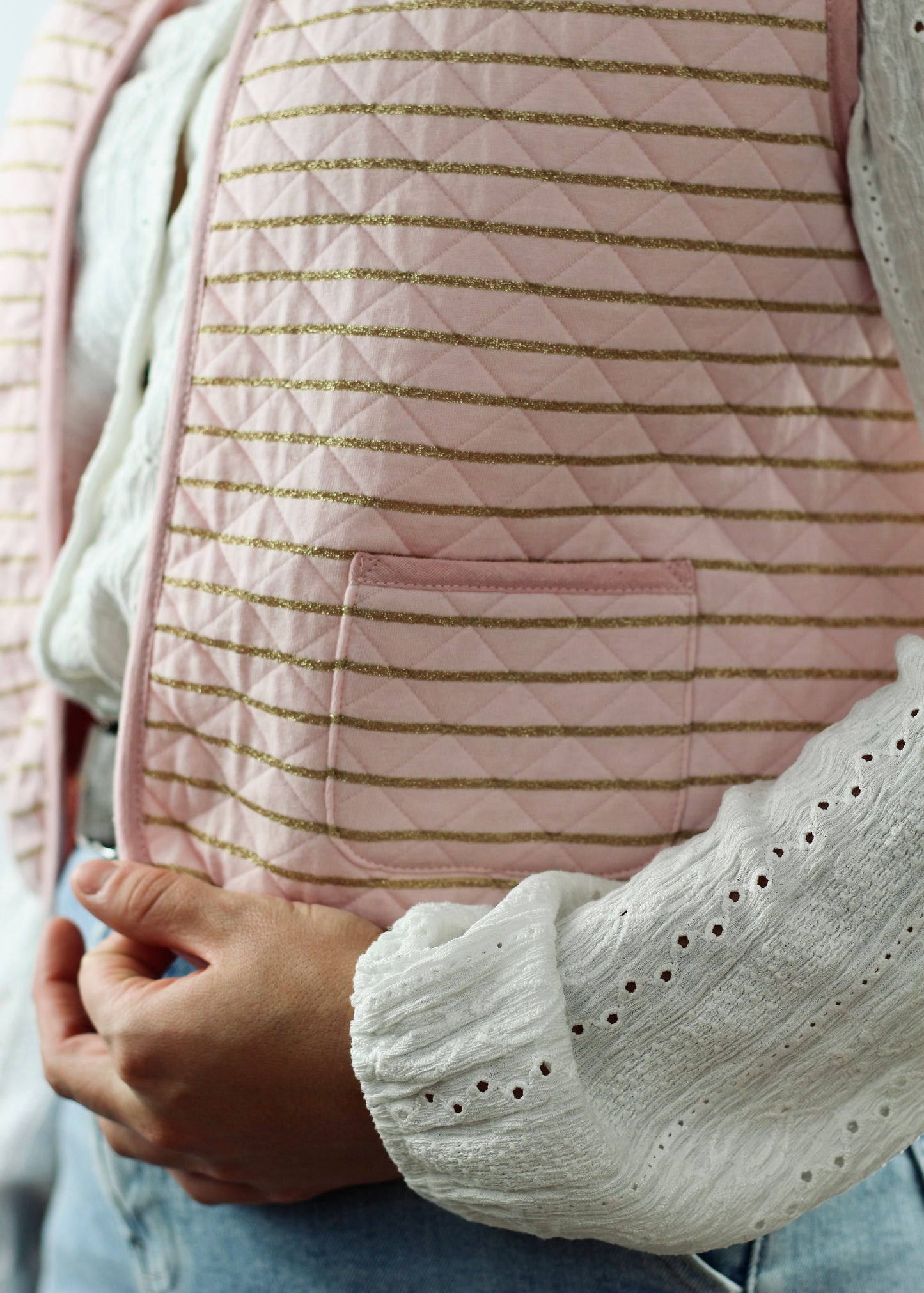 Gilet Alca en tissu molletoné rose à rayures dorées, zoom sur la poche.