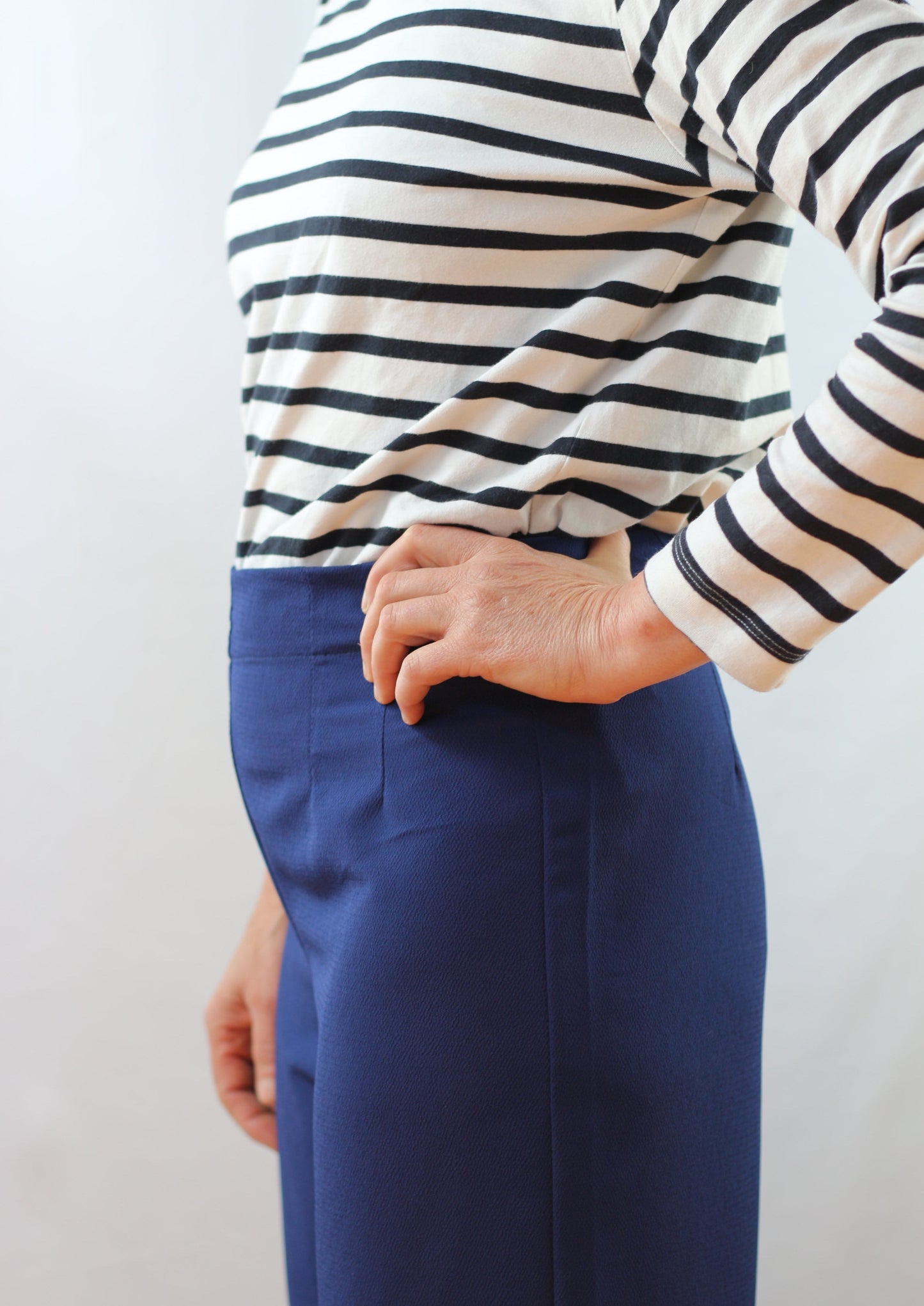 Pantalon droit fluide, porté avec une marinière, vue de côté.