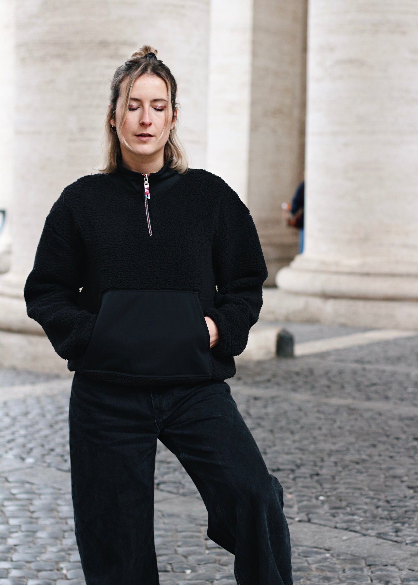 Sweat en Sherpa noir, vue d'ensemble avec mains dans la poche