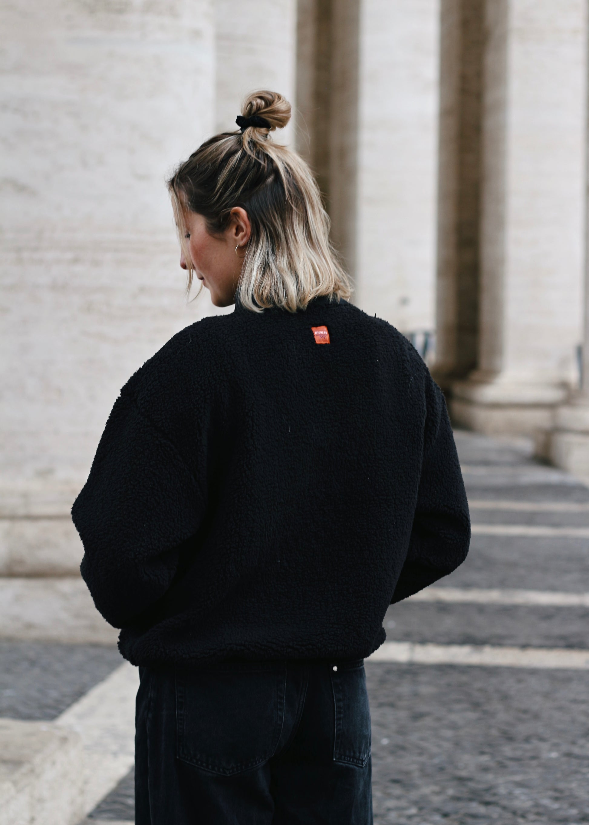 Sweat en Sherpa noir, vue de dos
