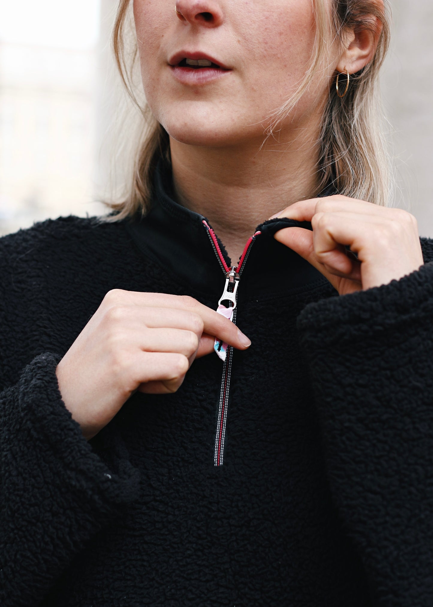 Sweat en Sherpa noir, zoom sur le zip