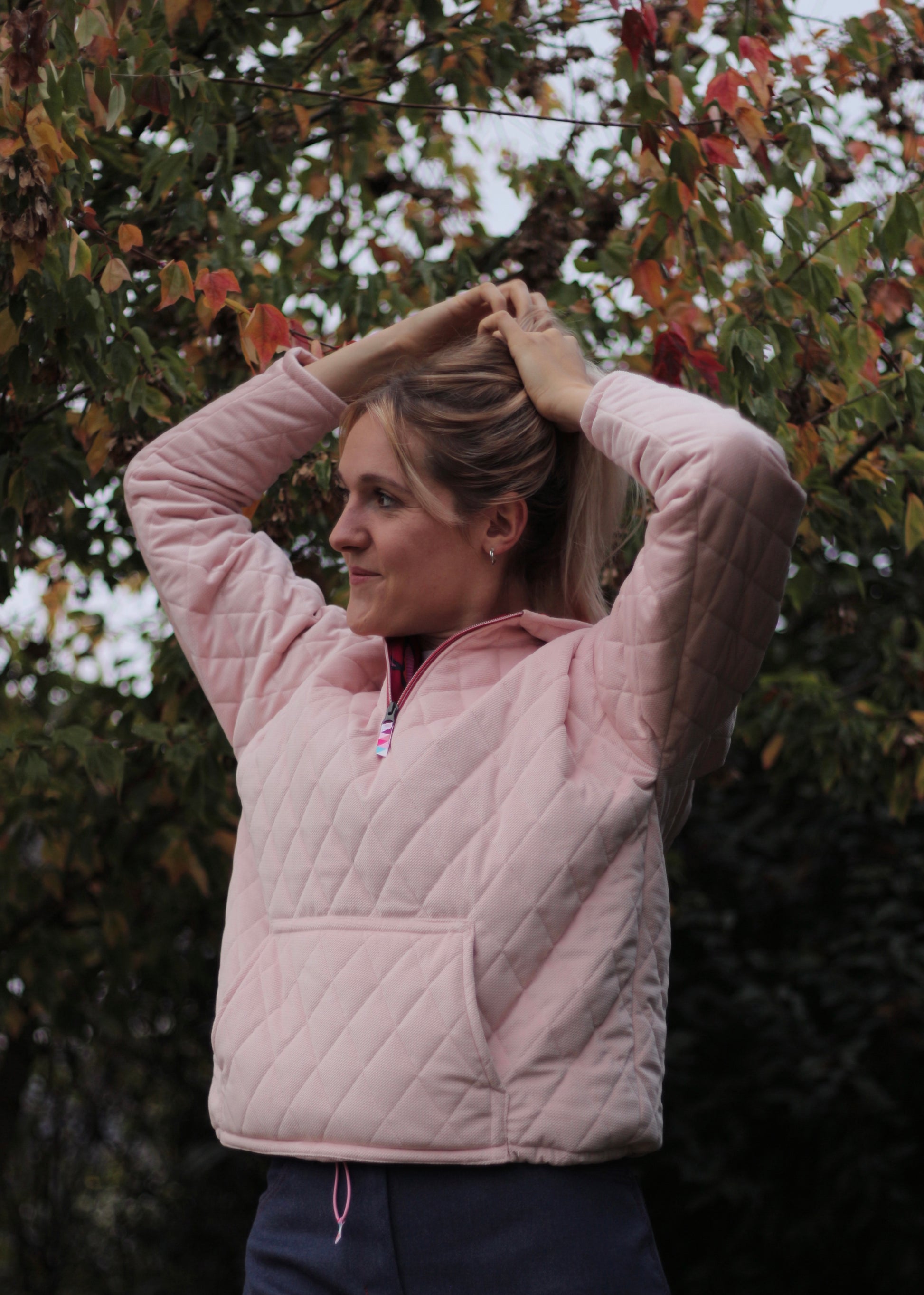 Veste sweat en velours matelassé rose, vue 3/4 devant