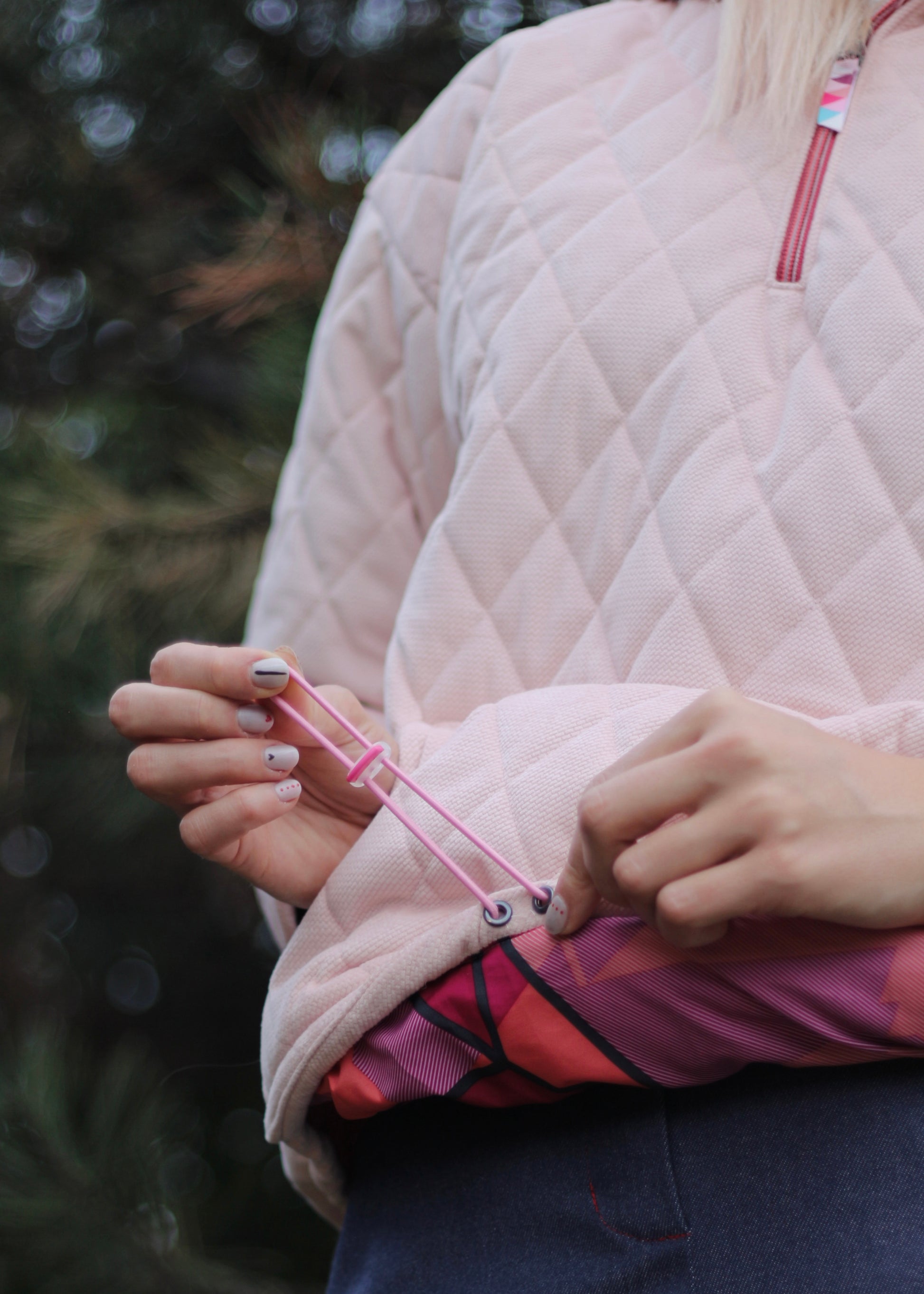 Veste sweat en velours matelassé rose, zoom sur le système de serrage