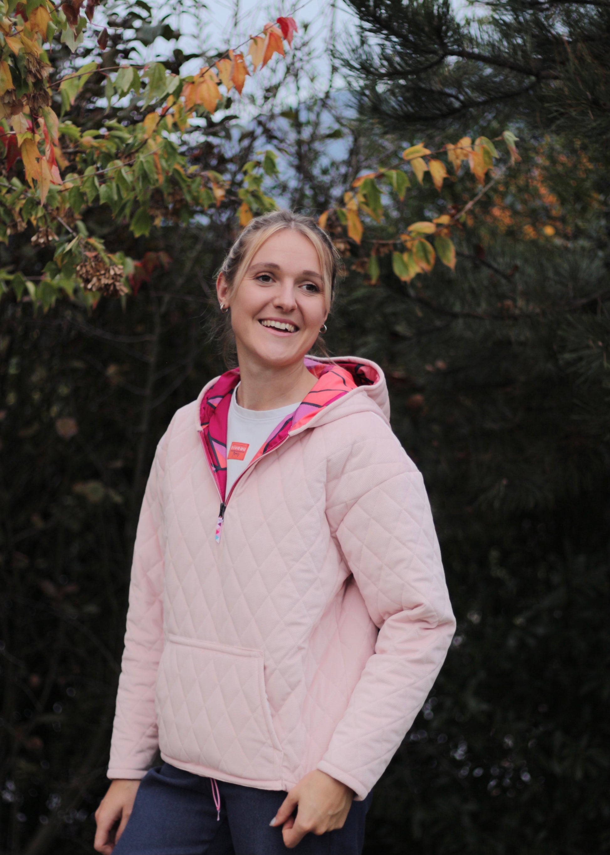 Veste sweat en velours matelassé rose, vus d'ensemble de 3/4